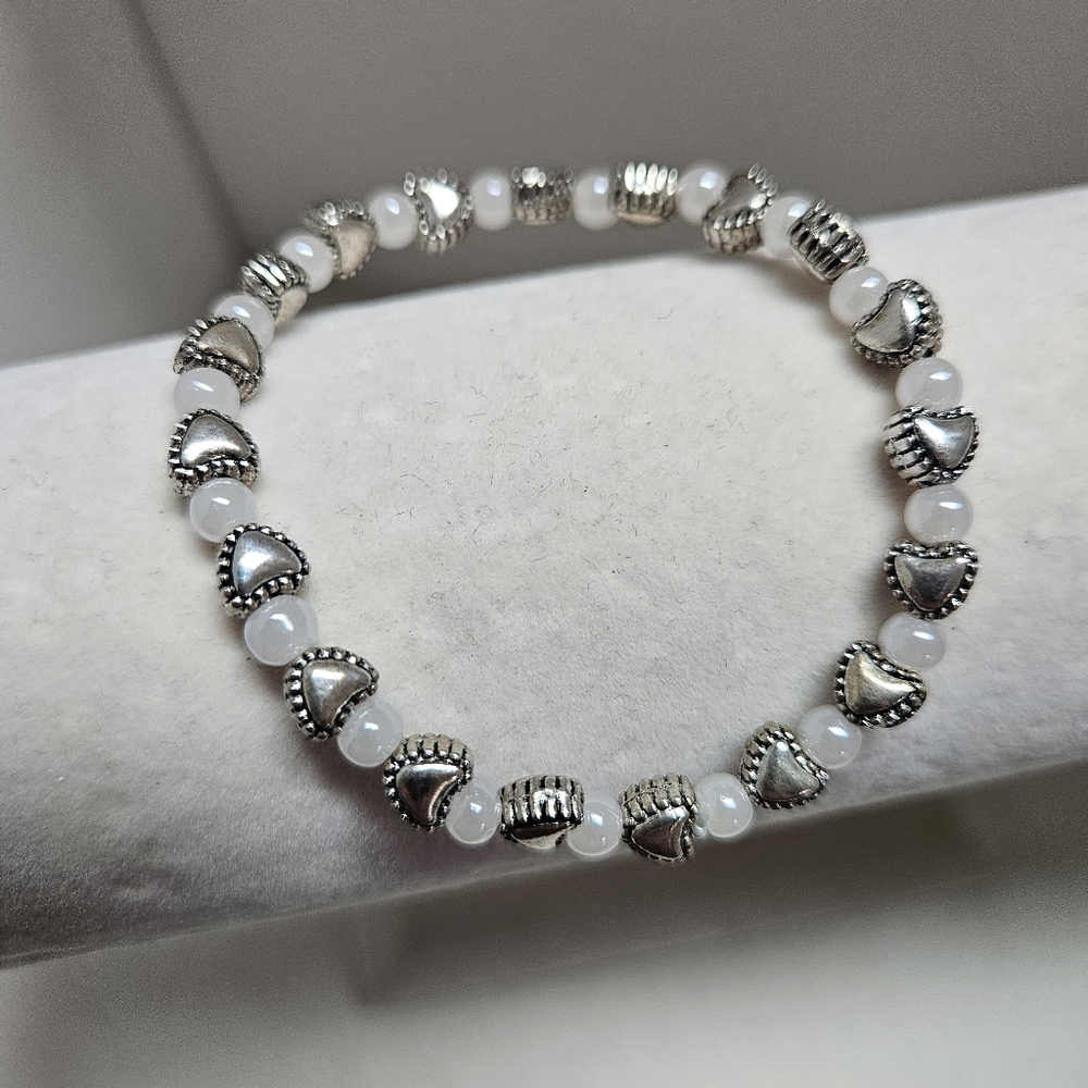 NWOT Silver Hearts And MOTHER OF PEARL Beaded Stretch Bracelet ☆ Handmade☆ - Picture 2 of 4